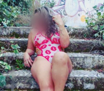 Chica guapísima lista para conocerte