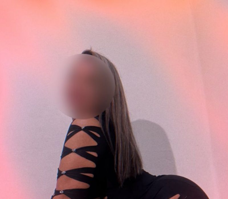 Chica guapísima lista para conocerte